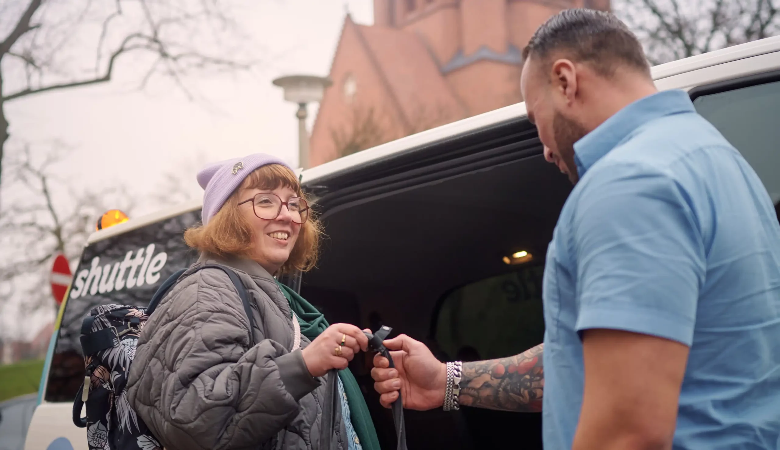 Stadtwerke Halle Jahresperspektivbericht 2023 – Digitalisierung: Einfach und bequem – movemix_shuttle Service per Telefon oder App rufen. Foto: Felix Abraham