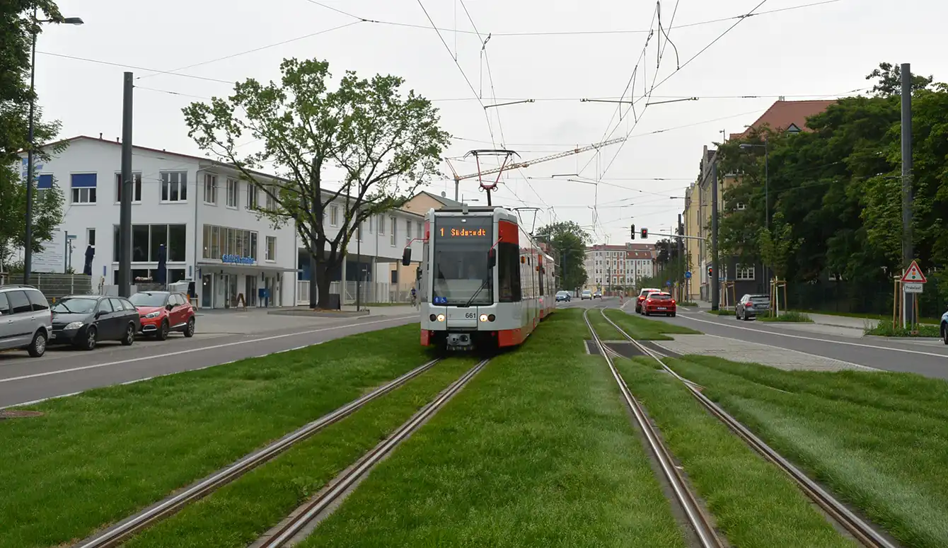 Stadtwerke Halle Jahresperspektivbericht 2023 – Perspektiven: Schickes Rasengleis nach dem Umbau. Rasengleis ist ökologisch, schluckt Geräusche und sieht gut aus