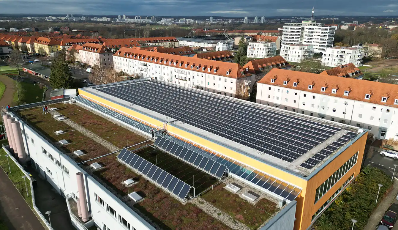 Stadtwerke Halle Jahresperspektivbericht 2023 – Nachhaltigkeit – Solar auf halleschen Dächern: Robert-Koch-Schwimmhalle versorgt sich künftig selbst mit Strom. Foto: Stadtwerke Halle GmbH